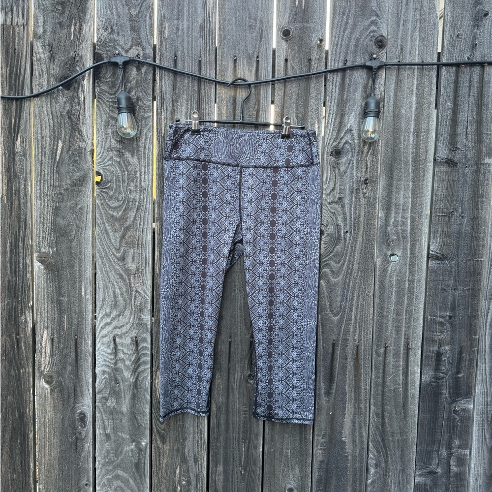 CLEARANCE 3/$15 Black and Grey Patterned Kyodan athletic cropped leggings medium